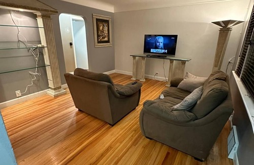 Windsor House | Windsor's Versace House 10min to all downtown adventures & beautiful river walks