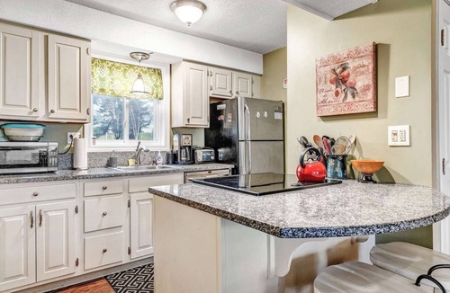 West Hartford Condo | Windsor Village: Golf, Lake Pinneo & Quechee Club