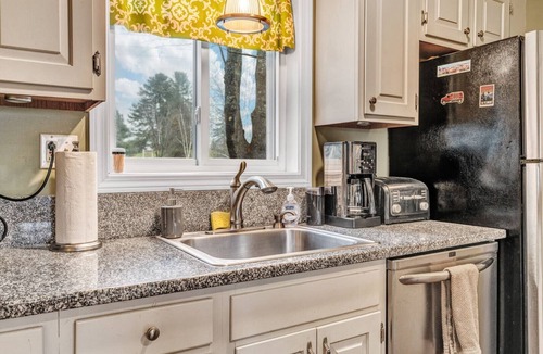 West Hartford Condo | Windsor Village: Golf, Lake Pinneo & Quechee Club
