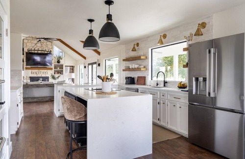 La Grange House | Windy Hill Retreat | Modern Farmhouse with Views, Cowboy Pool & Firepit