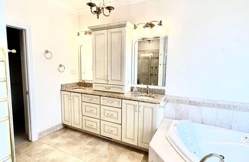 Henrico House | Windy Pointe Retreat - 5200sqft, 7 bed/4 bath, lakefront, arcade & game room!