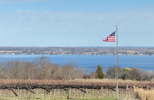 Town of Benton House | Wine Country Chalet Lake Views Fire Pit and BBQ