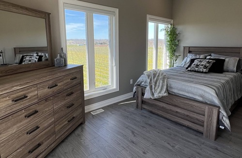 Beamsville House | Wine Country Lakeview Resort