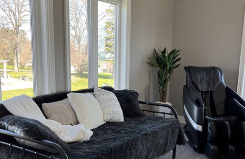 Beamsville House | Wine Country Lakeview Resort