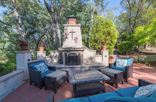 Atascadero House | Wine Country Resort - Sleeps 19 - 7BRs, 7 Private BAs, Pool, Hot Tub