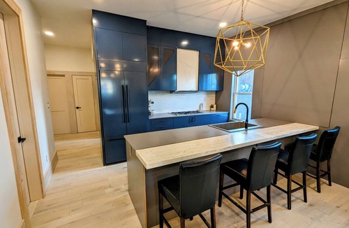 South Main Street Apartment | Wine, Dine, Walk! Designer Style & Prime Location Modern 1st Floor Apartment