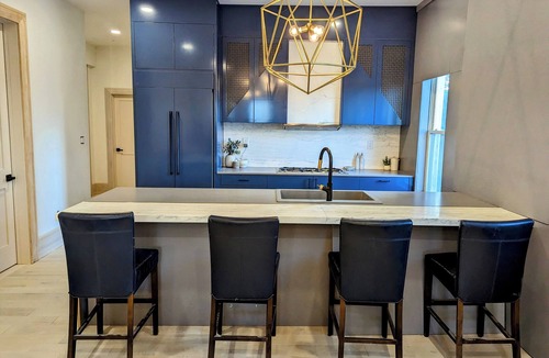South Main Street Apartment | Wine, Dine, Walk! Designer Style & Prime Location Modern 1st Floor Apartment