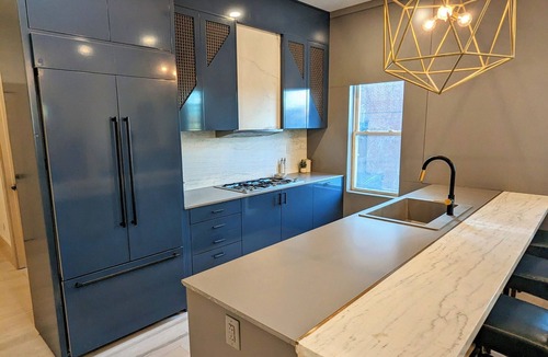 South Main Street Apartment | Wine, Dine, Walk! Designer Style & Prime Location Modern 1st Floor Apartment