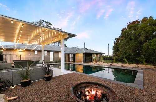 Nulkaba House | Wine Stop Quarters Pool, Tour, Pickup Wineries