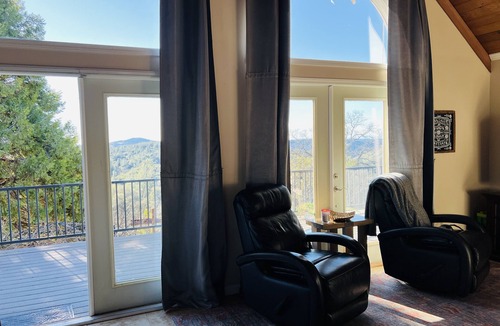 Iowa Hill House | Wine Tasting, Rafting & Hiking Retreat With Canyon Views