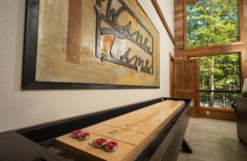 Broken Bow House | Wine Time 5 Bedroom Shuffleboard Hot Tub Fire Pit Play Set