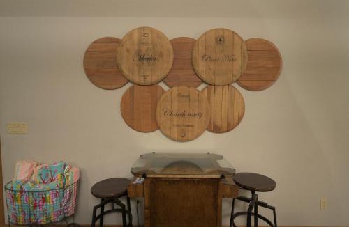 Broken Bow House | Wine Time 5 Bedroom Shuffleboard Hot Tub Fire Pit Play Set