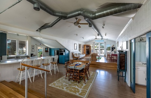 Jamaica Beach Cabin | WINE TIME COZY URBAN EFFICIENCY SLEEPS 4