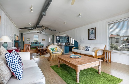 Jamaica Beach Cabin | WINE TIME COZY URBAN EFFICIENCY SLEEPS 4