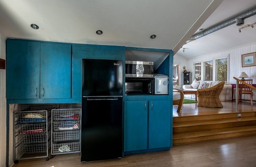 Jamaica Beach Cabin | WINE TIME COZY URBAN EFFICIENCY SLEEPS 4