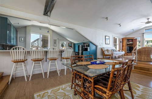 Jamaica Beach Cabin | WINE TIME COZY URBAN EFFICIENCY SLEEPS 4