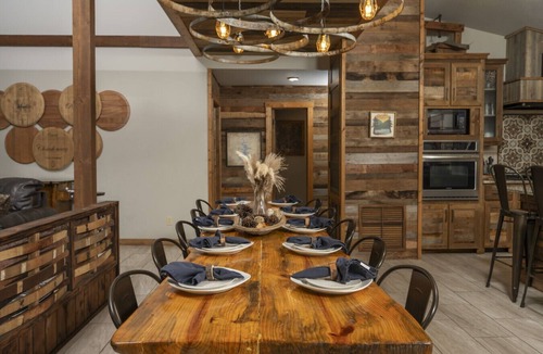 Broken Bow Cabin | Wine Time – Luxury Cabin – Relaxing Pool Retreat, Seasonal Creek