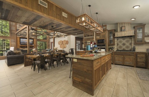 Broken Bow Cabin | Wine Time – Luxury Cabin – Relaxing Pool Retreat, Seasonal Creek