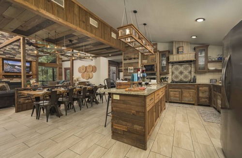 Broken Bow Cabin | Wine Time – Luxury Cabin – Relaxing Pool Retreat, Seasonal Creek