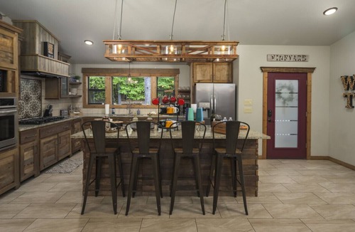 Broken Bow Cabin | Wine Time – Luxury Cabin – Relaxing Pool Retreat, Seasonal Creek