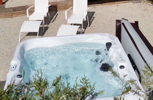 Jaulny Ski Chalet | Wine trailer and private spa