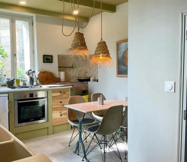 La Caunette House | Winemakers Cottage With Vineyard & Mountain Views