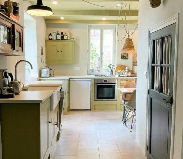 La Caunette House | Winemakers Cottage With Vineyard & Mountain Views