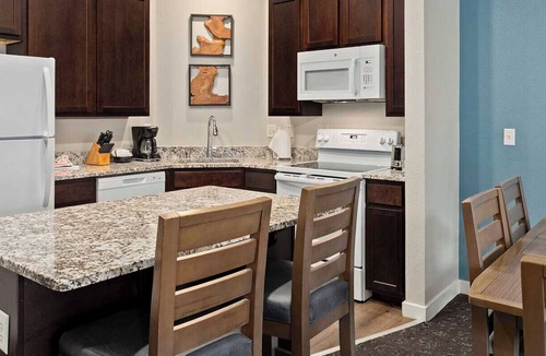 Windsor Apartment | Wineries? Golf? Perfect stay.