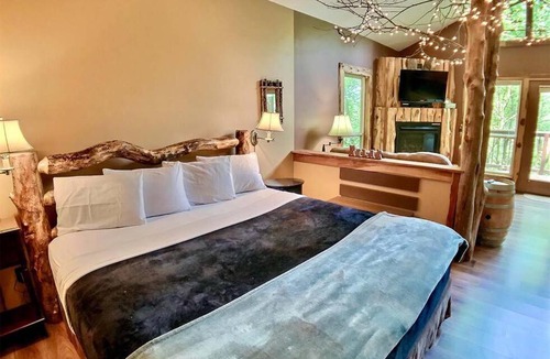 Eureka Springs Apartment | Winery Chateau Treehouse #12/Oak Crest Cottages and Treehouse