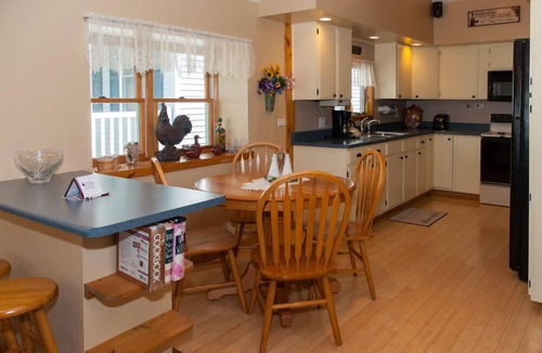 Town of Torrey Cottage | Winey Duck Cottage:" Pet Friendly Contemporary w/Hot Tub on Seneca Wine Trail