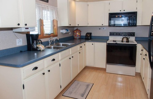 Town of Torrey Cottage | Winey Duck Cottage:" Pet Friendly Contemporary w/Hot Tub on Seneca Wine Trail
