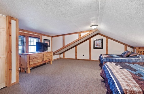 Ohiopyle Cabin | Wingard Lodge - Spacious Cabin Ideal for Celebrations.