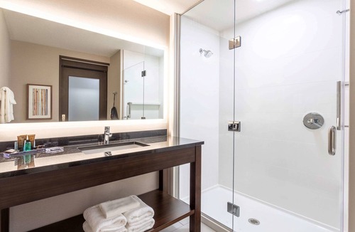Angola Hotel | Wingate by Wyndham Angola
