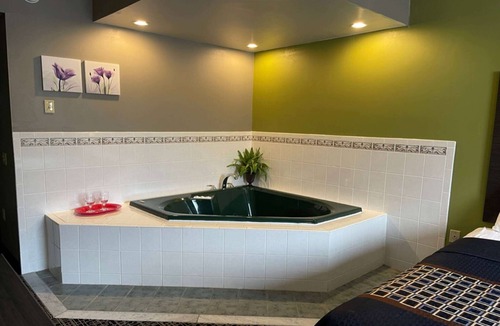 Lake George Hotel | Wingate by Wyndham Lake George