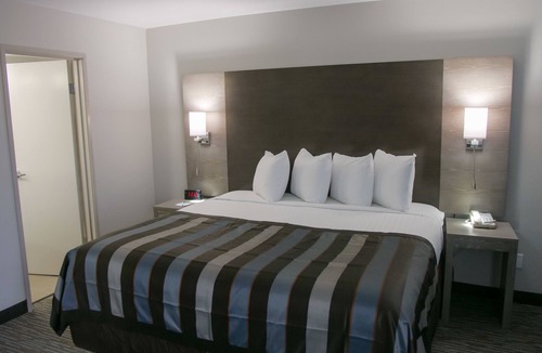 Hayfield Dundee Hotel | Wingate by Wyndham Louisville Fair and Expo