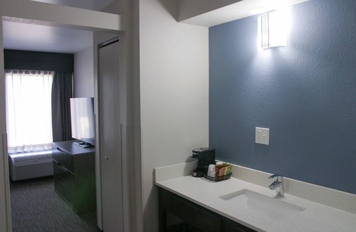Hayfield Dundee Hotel | Wingate by Wyndham Louisville Fair and Expo