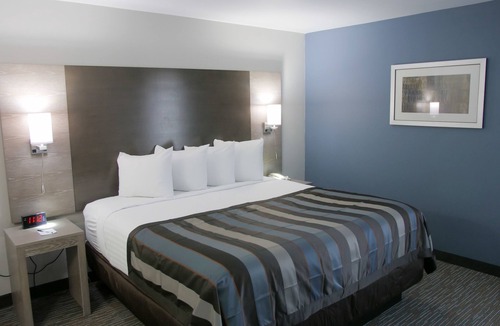 Hayfield Dundee Hotel | Wingate by Wyndham Louisville Fair and Expo