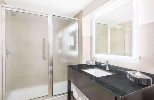 Downtown Niagara Falls Hotel | Wingate by Wyndham Niagara Falls