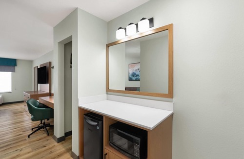 Ontario Hotel | Wingate Suites By Wyndham Mansfield
