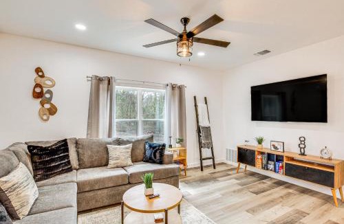 Winnsboro House | Winnsboro Barndominium w/Fire Pit & Large Deck!