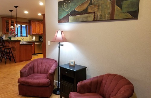 Roads End House | WINTER 2025-FREE nights! Pay for 3, get 2 FREE! Hot Tub-WIFI-AMAZING VIEWS!