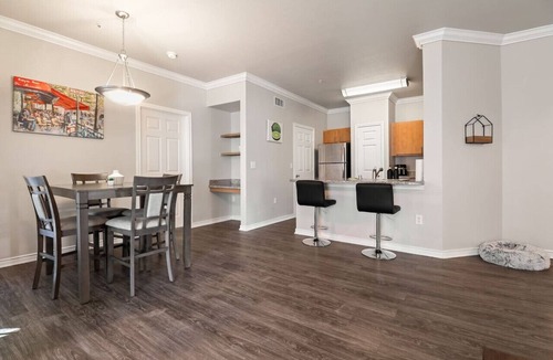 Riverpark West Apartment | Winter Cozy Stay: Family & Corporate Friendly