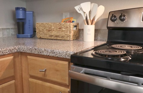 Riverpark West Apartment | Winter Cozy Stay: Family & Corporate Friendly