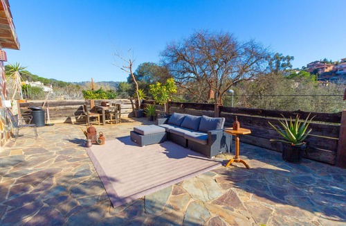 Argentona Villa | Winter Cozy with Jacuzzi & Fire 27km to Barcelona!