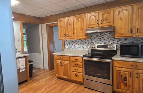 Coleraine House | Winter family getaway 3-bedroom house with WiFi, Radiant heat Lots of snow skin