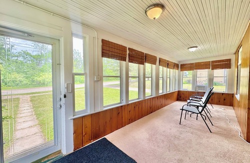 Coleraine House | Winter family getaway 3-bedroom house with WiFi, Radiant heat Lots of snow skin