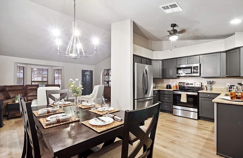 Westgreen Estates House | Winter Fun- Sleeps 16- Heated pool - optional