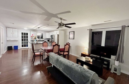 Omemee House | Winter Getaway-1.5hr frm Toronto-Hottub-Firepit-BBQ