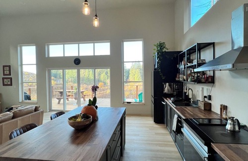 Husum House | Winter Getaway in Husum, WA