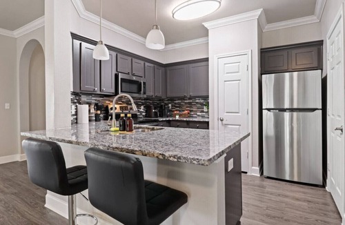 Riverpark West Apartment | Winter Modern Stay: Family & Corporate Friendly